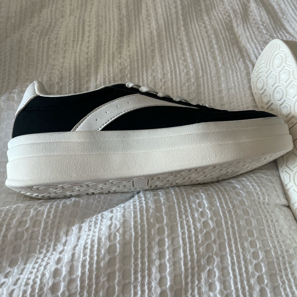 NWT's Dreamworks Black Suede and White Women’s Sneakers - Picture 3 of 4
